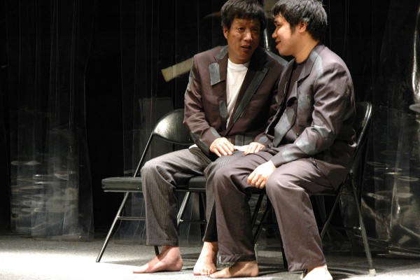 Des com&eacute;diens chinois non-voyant jouent Maeterlink cover image